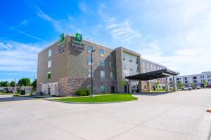 MarionHoliday Inn Express & Suites Cedar Rapids NE - Marion by IHG的一栋酒店大楼前有一个停车场