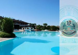 een fles bier bovenop een zwembad bij H2o Green Residence with 3 pools DesenzanoLoft Official Partner Homes & Villas by Marriott Bonvoy in Desenzano del Garda