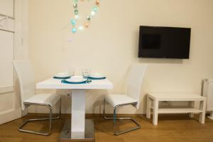 Televízia a/alebo spoločenská miestnosť v ubytovaní Concept Apartments