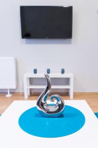 Televízia a/alebo spoločenská miestnosť v ubytovaní Concept Apartments