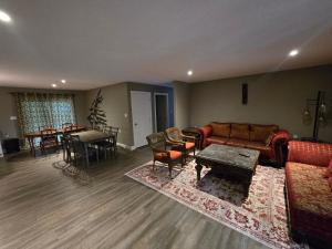 un soggiorno con un divano e un tavolo di Bizlodge County Greenside Lakeview a Deseronto