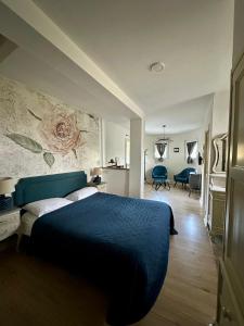 Deaux桑树庄园度假屋的一间卧室配有一张蓝色的墙壁床