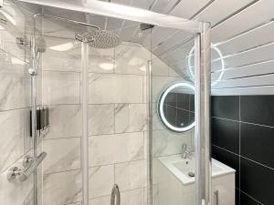 un bagno con doccia e lavandino di Granada Apartments Holmfield Rd a Blackpool Altre 87 foto