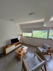 拉普拉塔Departamento monoambiente La plata, Zona centro的客厅里有一张沙发和一张桌子。