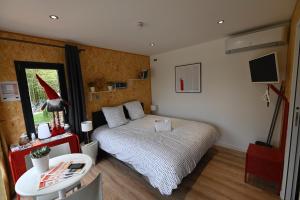 Ένα ή περισσότερα κρεβάτια σε δωμάτιο στο Le jardin de Séverine +32 φωτογραφίες