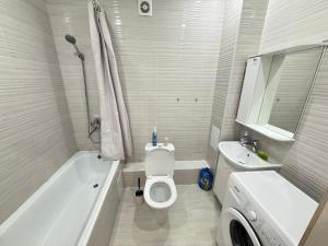 阿斯塔纳ЖК Рио де Жанейро的带马桶和水槽的白色浴室