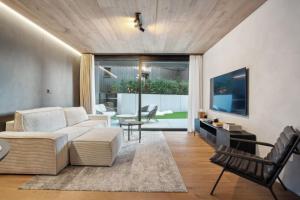 Black Summit Boutique Resort Laax في لاكس: غرفة معيشة بها أريكة وطاولة