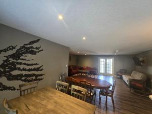 un soggiorno con un tavolo e una sala da pranzo di Bizlodge County Greenside Lakeview a Deseronto
