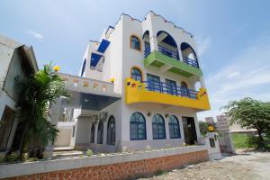 a house with a balcony on top of it at Xiang Yang Lan Tian Homestay in Taitung City
