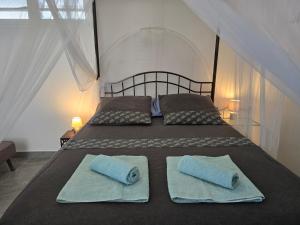 Ένα ή περισσότερα κρεβάτια σε δωμάτιο στο Studio Chez Anna - vue mer et piscine