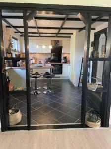 SkambyCozy Holiday Home On North Funen的房间里有一张桌子和凳子的厨房