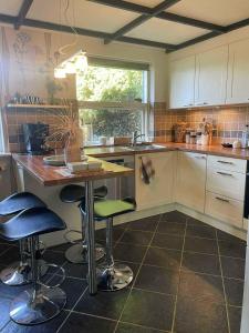 SkambyCozy Holiday Home On North Funen的带柜台和凳子的厨房 更多1张照片