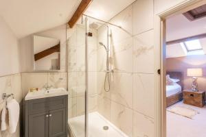een badkamer met een douche en een wastafel bij Sun Hill Cottage in Leyburn +26 foto's