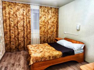 Un dormitorio con una cama en una habitación con una cortina. en Mar Grande Hospedagem, en Vera Cruz de Itaparica