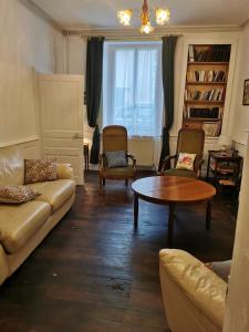 Posezení v ubytování Grande maison de ville avec jardin Valence en Poitou pour 8 à 14 personnes