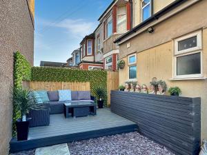 un ponte di legno con un divano e delle piante sopra di Granada Apartments Holmfield Rd a Blackpool