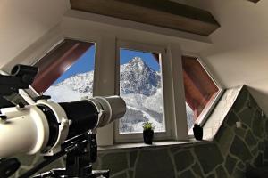 タトランスカ・ロムニツァにあるApartment Lunaの山の景色を望む窓前のカメラ