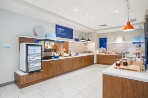 Η κουζίνα ή μικρή κουζίνα στο Holiday Inn Express & Suites Cedar Rapids NE - Marion by IHG