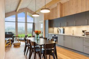 Una cocina y un comedor con mesa y sillas. en Spacious Holiday Home On Als Near Little Belt, en Asserballeskov