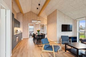 Una cocina y un comedor con mesa y sillas. en Spacious Holiday Home On Als Near Little Belt, en Asserballeskov