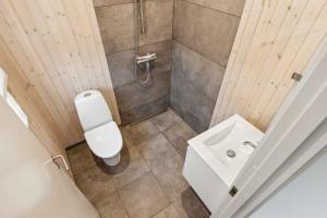 Un baño pequeño con inodoro y lavabo. en Spacious Holiday Home On Als Near Little Belt, en Asserballeskov 5 fotos más