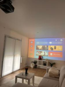 Μια τηλεόραση ή/και κέντρο ψυχαγωγίας στο Premium Studio XXL Terrace Sky Video Screen