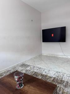 Un jarrón sobre una mesa en una habitación. en Calm & Bright Home, en El Jadida 5 fotos más