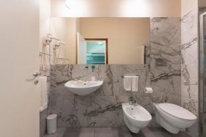 アマンテーアにあるDimore Morelli Amanteaの洗面台、トイレ、鏡のあるバスルーム +36枚の写真