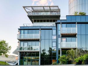 um edifício alto de vidro com varandas em Novotel Paris Centre Bercy em Paris