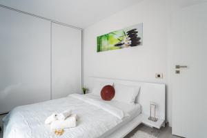 a bedroom with a white bed with towels on it at Elegant Urban Retreat - City Center in Arad