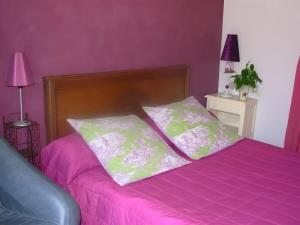 En eller flere senge i et værelse på Chambres - Ferme De Créac'h-Gourlès + 11 billeder