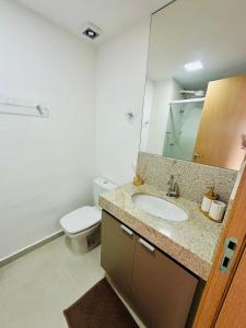 尤西德福拉Studio Mobiliado no Independência 915的浴室里有洗手池、马桶和镜子。