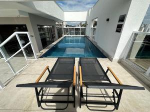 a swimming pool on the roof of a building at Studio Mobiliado no Independência 915 in Juiz de Fora