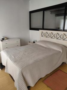 En eller flere senge i et værelse på Casa con pileta LA PLATA + 15 billeder