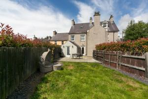 Κήπος έξω από το Modernised home 5 minutes from Newborough Beach - Pas the Keys