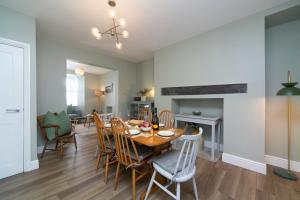 Χώρος καθιστικού στο Modernised home 5 minutes from Newborough Beach - Pas the Keys