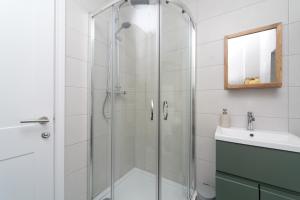 Ένα μπάνιο στο Modernised home 5 minutes from Newborough Beach - Pas the Keys +49 φωτογραφίες