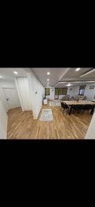 Una habitación grande con una mesa de ping pong. en Cozy Central Apartment 2, en Sighetu Marmaţiei