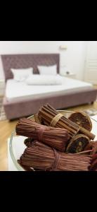 Una mesa con un plato de comida al lado de una cama. en Cozy Central Apartment 2, en Sighetu Marmaţiei 13 fotos más