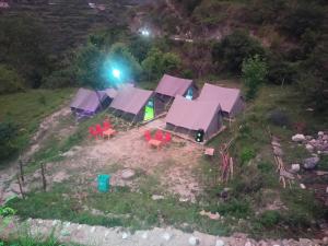 an overhead view of a group of tents on a hill at Him valley huts and camping in Tehri-Garhwāl