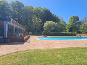 ein Haus mit einem Swimmingpool im Hof in der Unterkunft Comfortable 2 Bed Chalet near Snowdonia - Pass the Keys in Caeathro