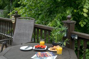 ein Tisch mit Essen und Orangensaft auf einem Deck in der Unterkunft Comfortable 2 Bed Chalet near Snowdonia - Pass the Keys in Caeathro