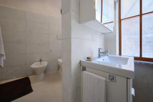 加沃拉诺Casetta Limone Loft的带水槽和马桶的白色浴室 更多25张照片