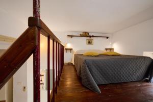 加沃拉诺Casetta Limone Loft的卧室里有一张床，上面放着黄色枕头