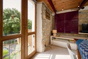 加沃拉诺Casetta Limone Loft的客房设有窗户和带桌子的厨房