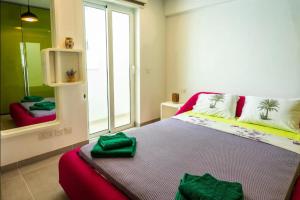 Un dormitorio con una cama y una ventana con un televisor. en Elegant 2BR Seaside Stay, Balluta Bay Oasis P2, en Sliema