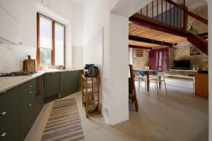 加沃拉诺Casetta Limone Loft的一间设有绿色橱柜的厨房和一间用餐室