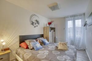 Ένα ή περισσότερα κρεβάτια σε δωμάτιο στο Moderne and Sweet Roissy CDG- Paris- Astérix- ParcExpo