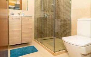 Un baño de Puerto Marina APARTHOTEL 54 fotos más