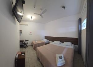 um quarto de hotel com 2 camas e uma ventoinha de tecto em Hotel Itu Shopping em Itu mais 40 fotografias